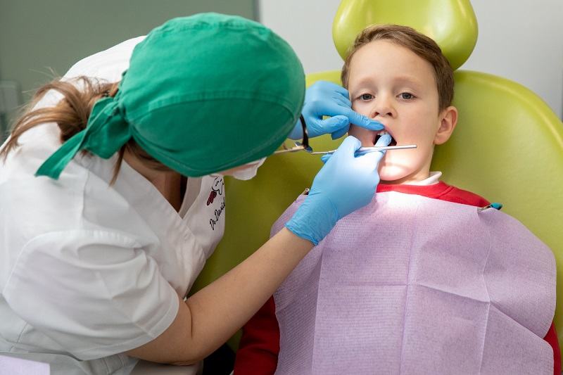 Dintii colorati la copii: cauze frecvente si solutii oferite de doamna Dr. Stefana David